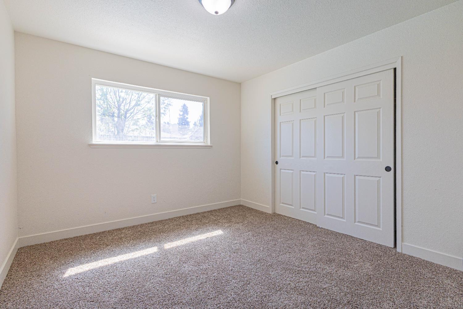 300 Walnut Street Madera, CA 93637 - Photo 9 of 12 an empty room with windows