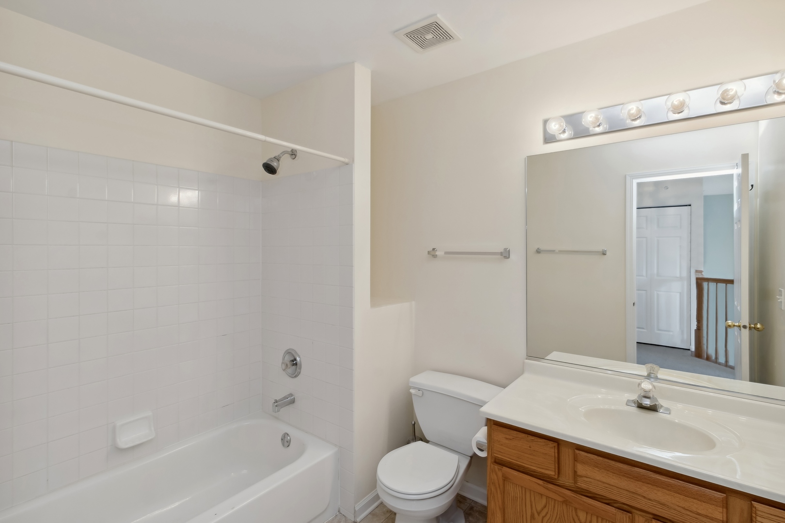 5471 McDonough Road Hoffman Estates, IL 60192 - Photo 15 of 32 a bathroom with a sink mirror toilet and bathtub