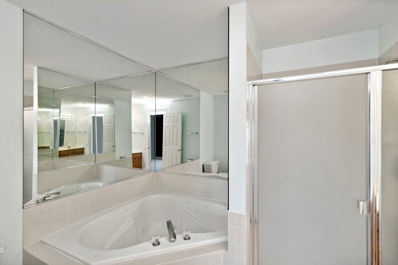 5471 McDonough Road Hoffman Estates, IL 60192 - Photo 24 of 32 a bathroom with a bathtub
