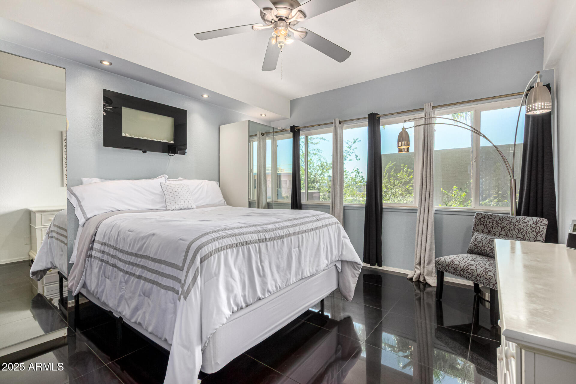 351 East Thomas Road, Unit D505 Phoenix, AZ 85004 - Photo 17 of 28 a bedroom with a bed and a large window