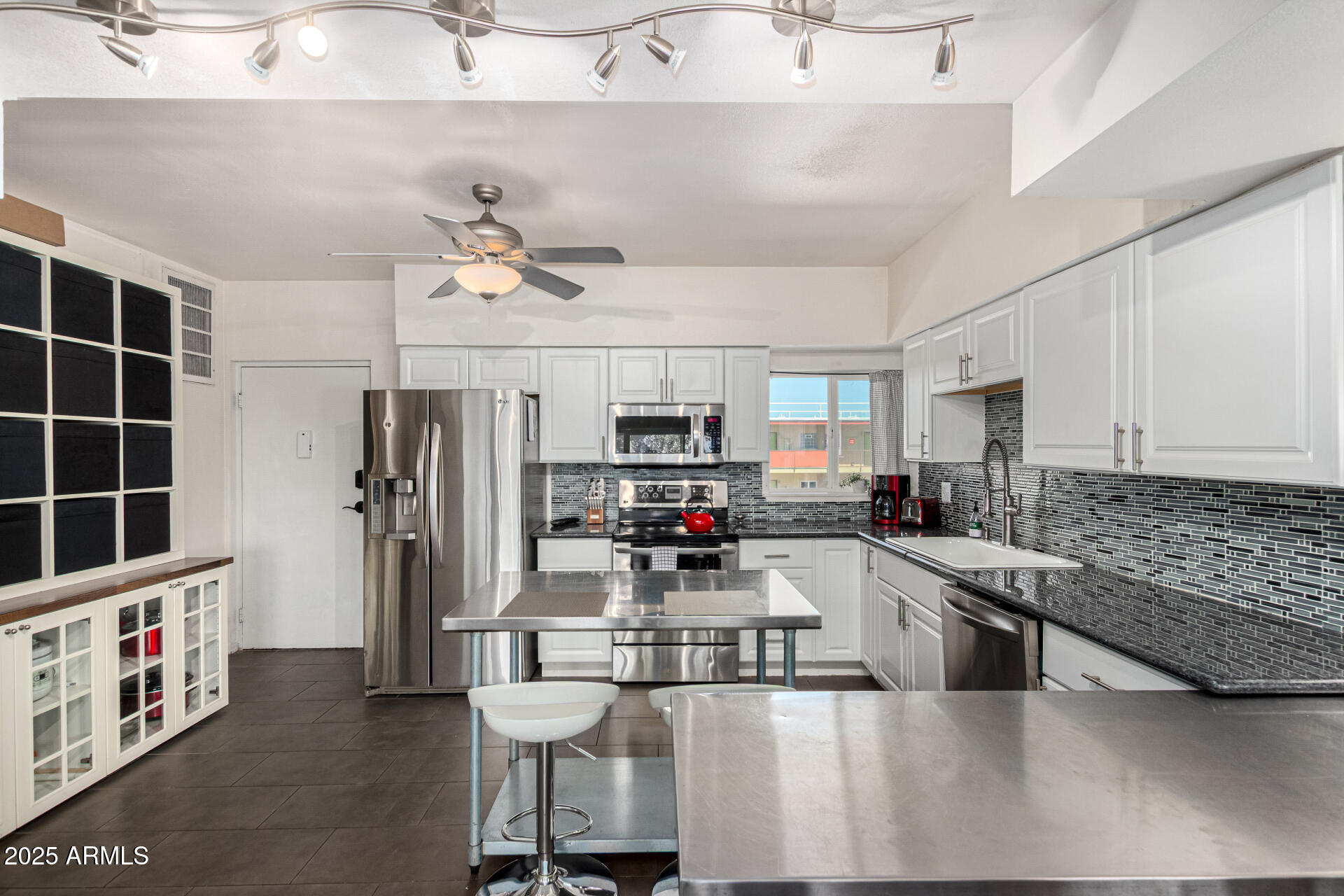 351 East Thomas Road, Unit D505 Phoenix, AZ 85004 - Photo 5 of 28 a living room with furniture and flat screen tv
