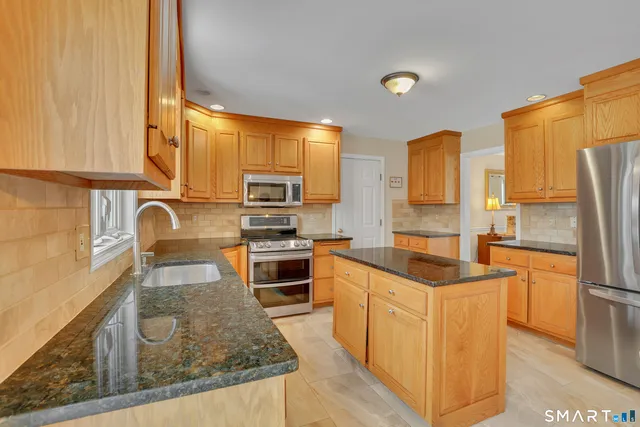 $499,000 | 72 Willowbrook Road, Cromwell, CT 06416