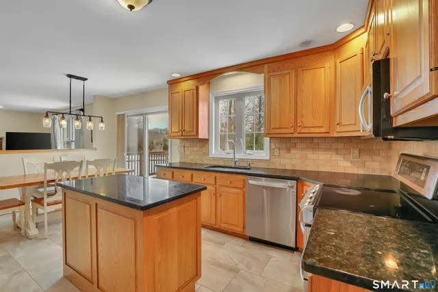 $499,000 | 72 Willowbrook Road, Cromwell, CT 06416