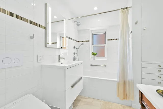 $3,000,000 | 268 East Broadway, Unit A1706 | Lower East Side