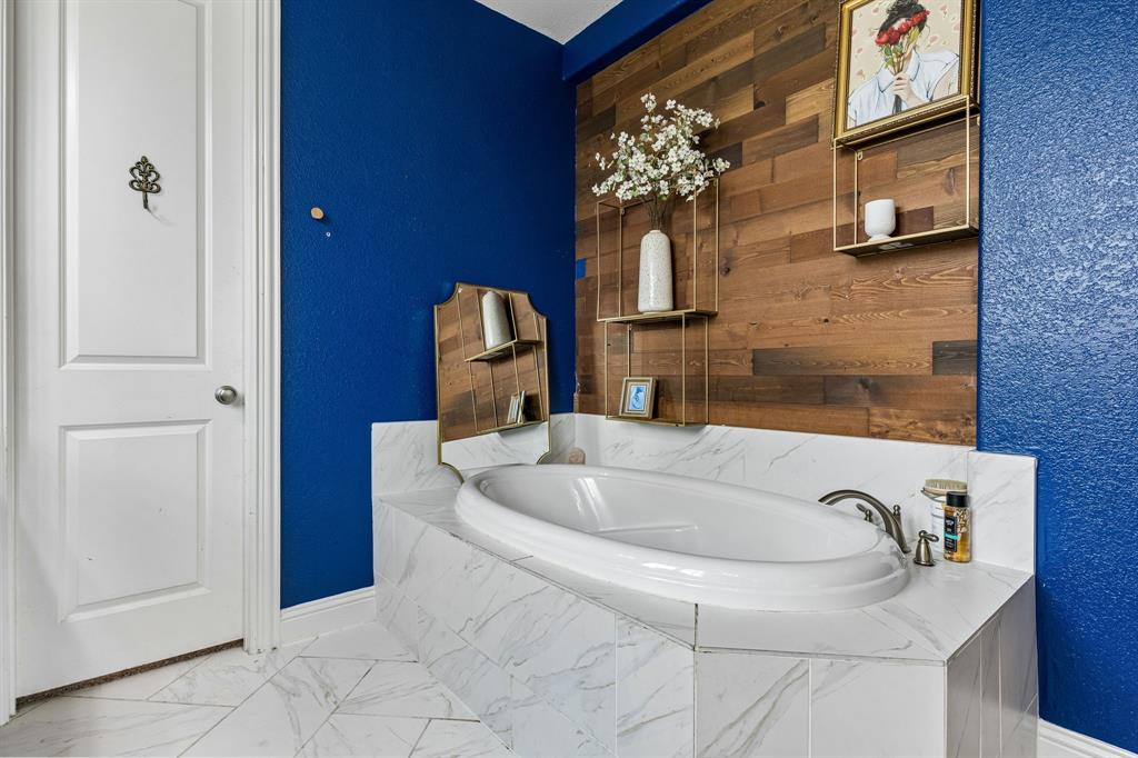 13617 Green Elm Road Fort Worth, TX 76008 - Photo 23 of 40 Large soaking tub