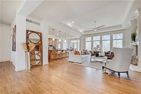 $1,095,000 | 740 Suffolk Drive, Loch Lloyd, MO 64012
