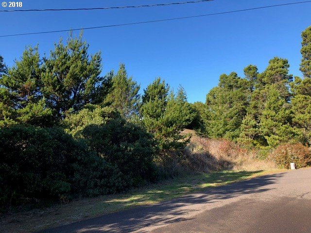 5 Eden Lane Florence, OR 97439 - Photo 15 of 23 a backyard of a house with lots of green space