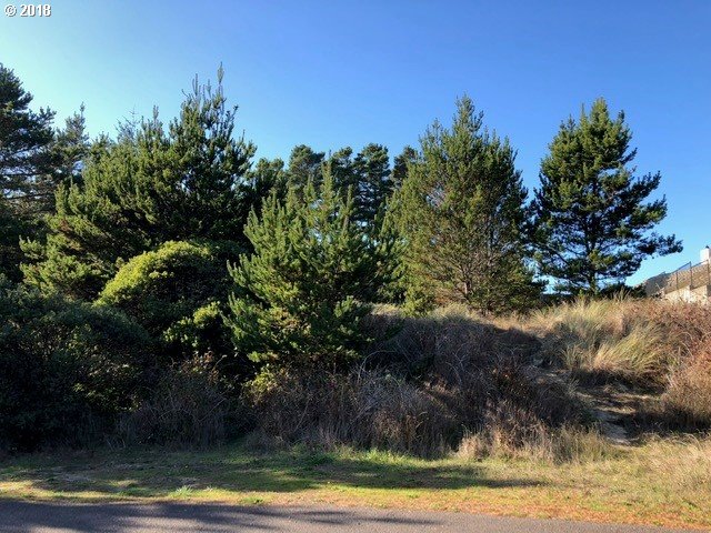 5 Eden Lane Florence, OR 97439 - Photo 5 of 23 a view of swimming pool with a yard