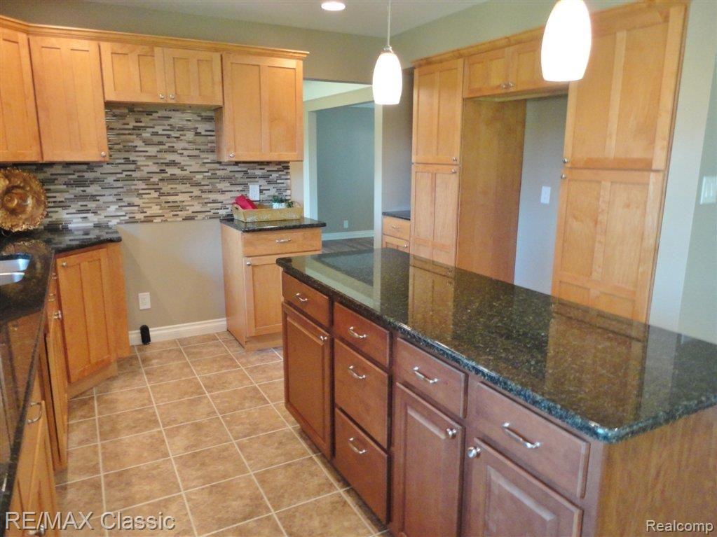 620 West Livingston Road Highland, MI 48357 - Photo 5 of 25 Kitchen