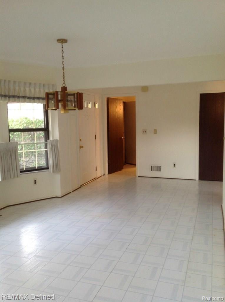 255 Poco Court Rochester, MI 48307 - Photo 6 of 29 6.JPG