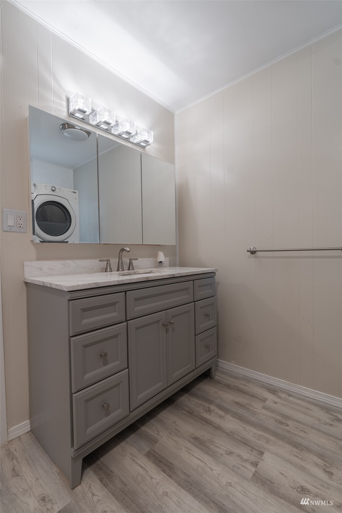 5415 Parker Road East Sumner, WA 98390 - Photo 13 of 27 a bathroom with a sink and a mirror