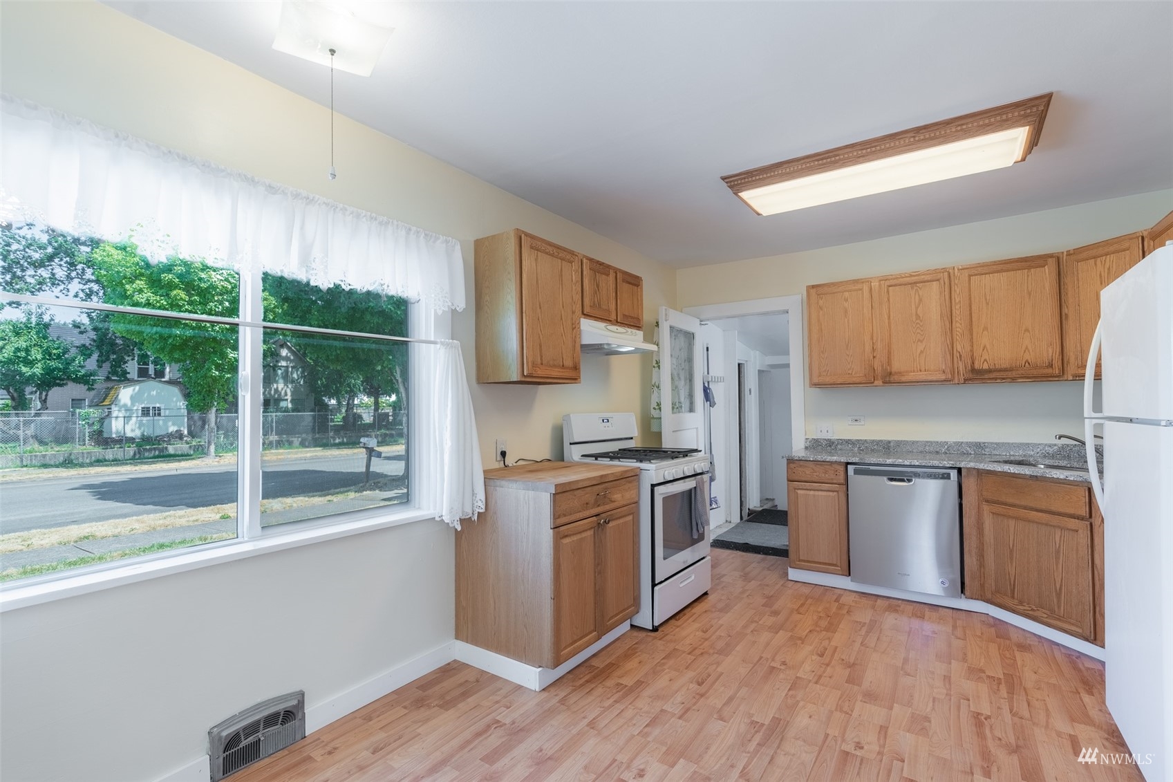 5415 Parker Road East Sumner, WA 98390 - Photo 6 of 27 a kitchen with a stove a sink and a refrigerator