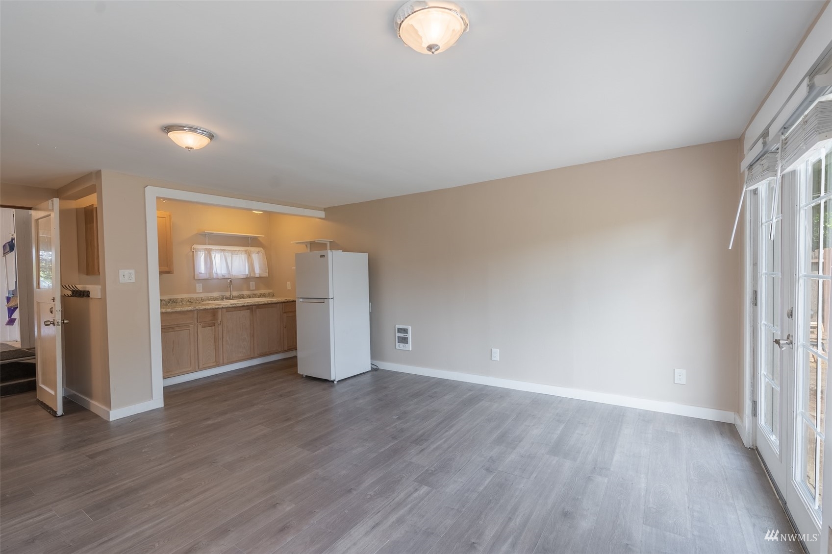 5415 Parker Road East Sumner, WA 98390 - Photo 8 of 27 a view of a kitchen with wooden floor and electronic appliances
