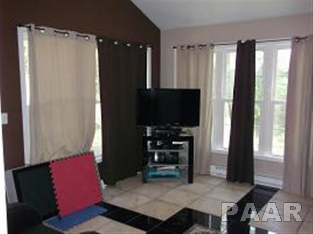 421 West Bittersweet Road Washington, IL 61571 - Photo 4 of 15 Gallery Image 4