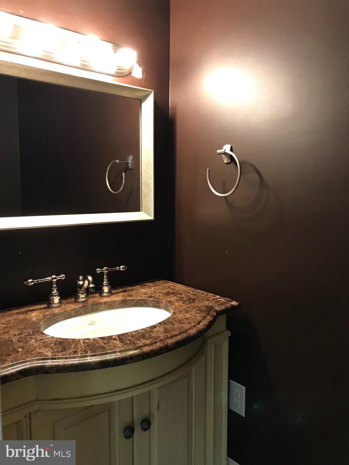 8103 Ridings Court McLean, VA 22102 - Photo 17 of 24 Powder room