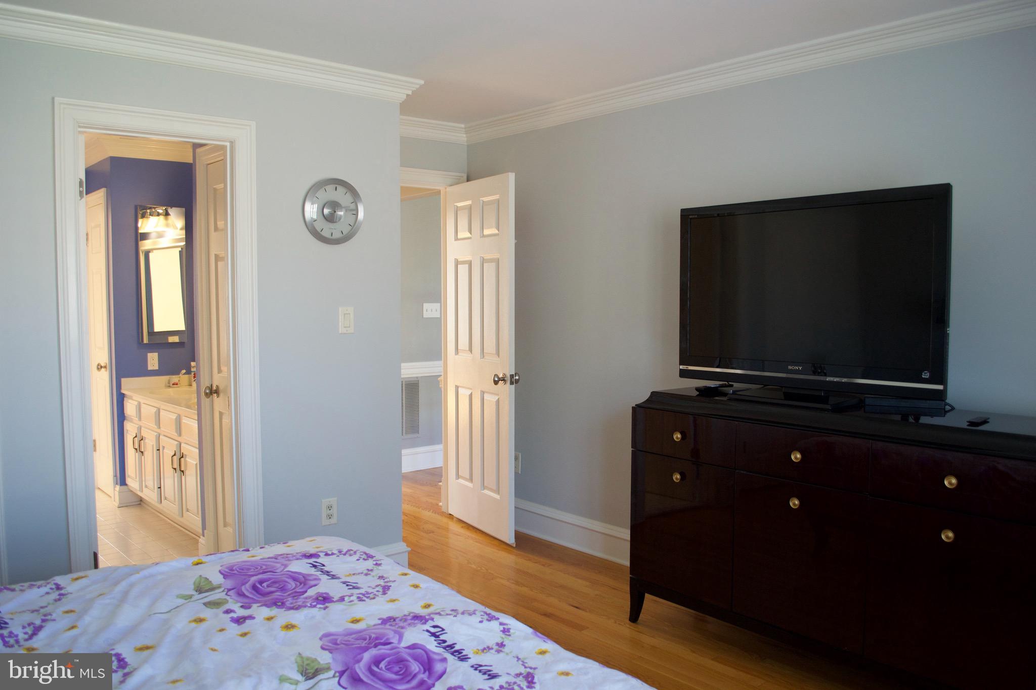 8103 Ridings Court McLean, VA 22102 - Photo 22 of 24 bedroom -2 and Jack&Jill bathroom