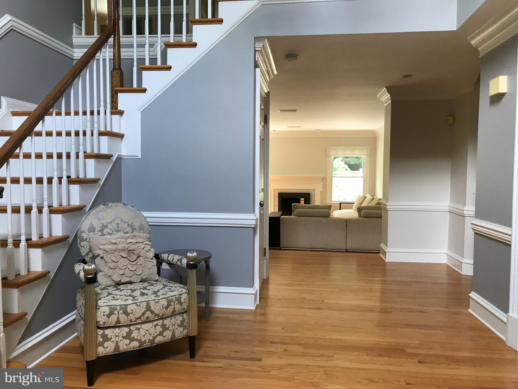 8103 Ridings Court McLean, VA 22102 - Photo 3 of 24 Entry 2-story foyer