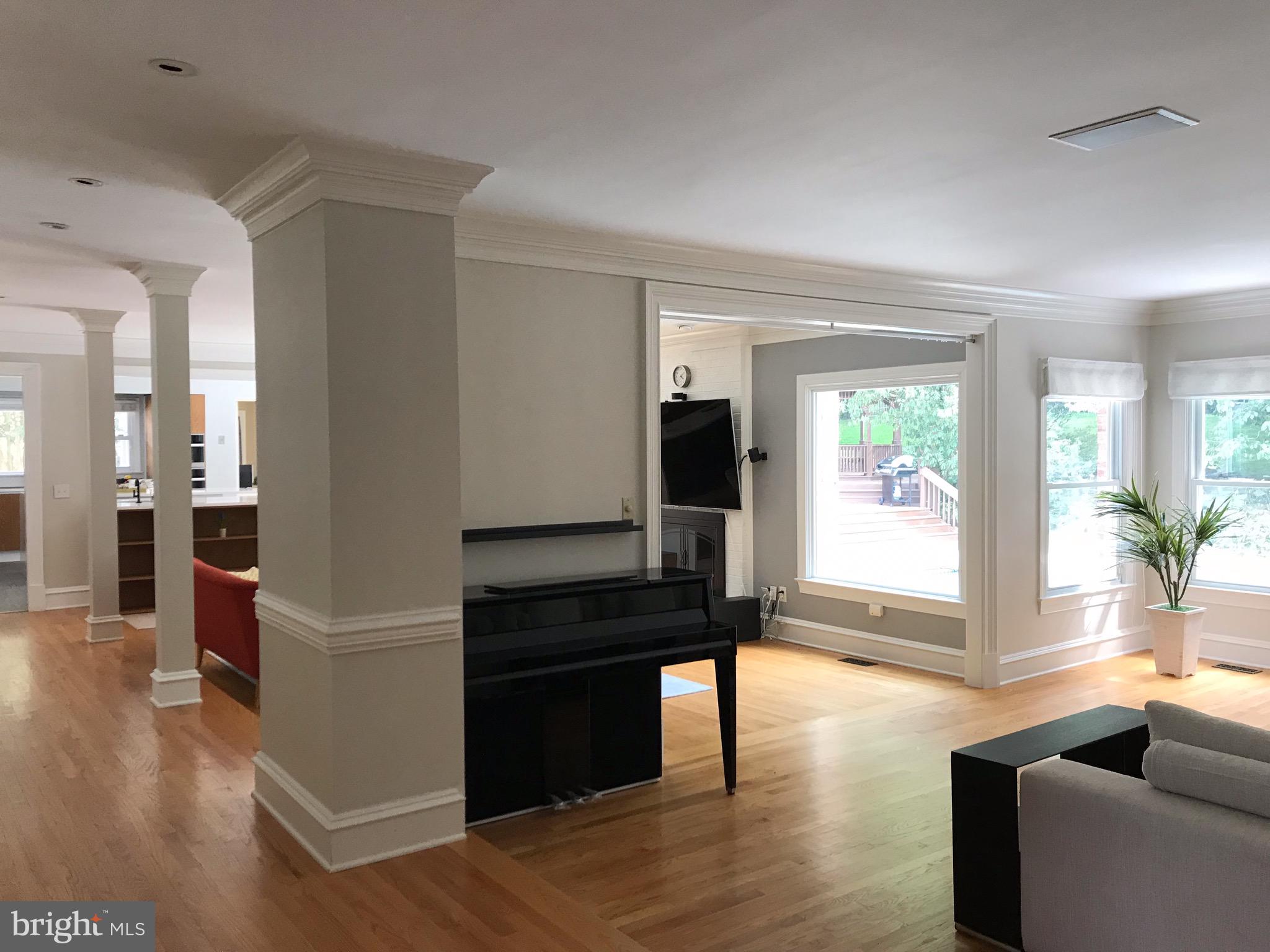 8103 Ridings Court McLean, VA 22102 - Photo 4 of 24 open floorpan w/walls of windows