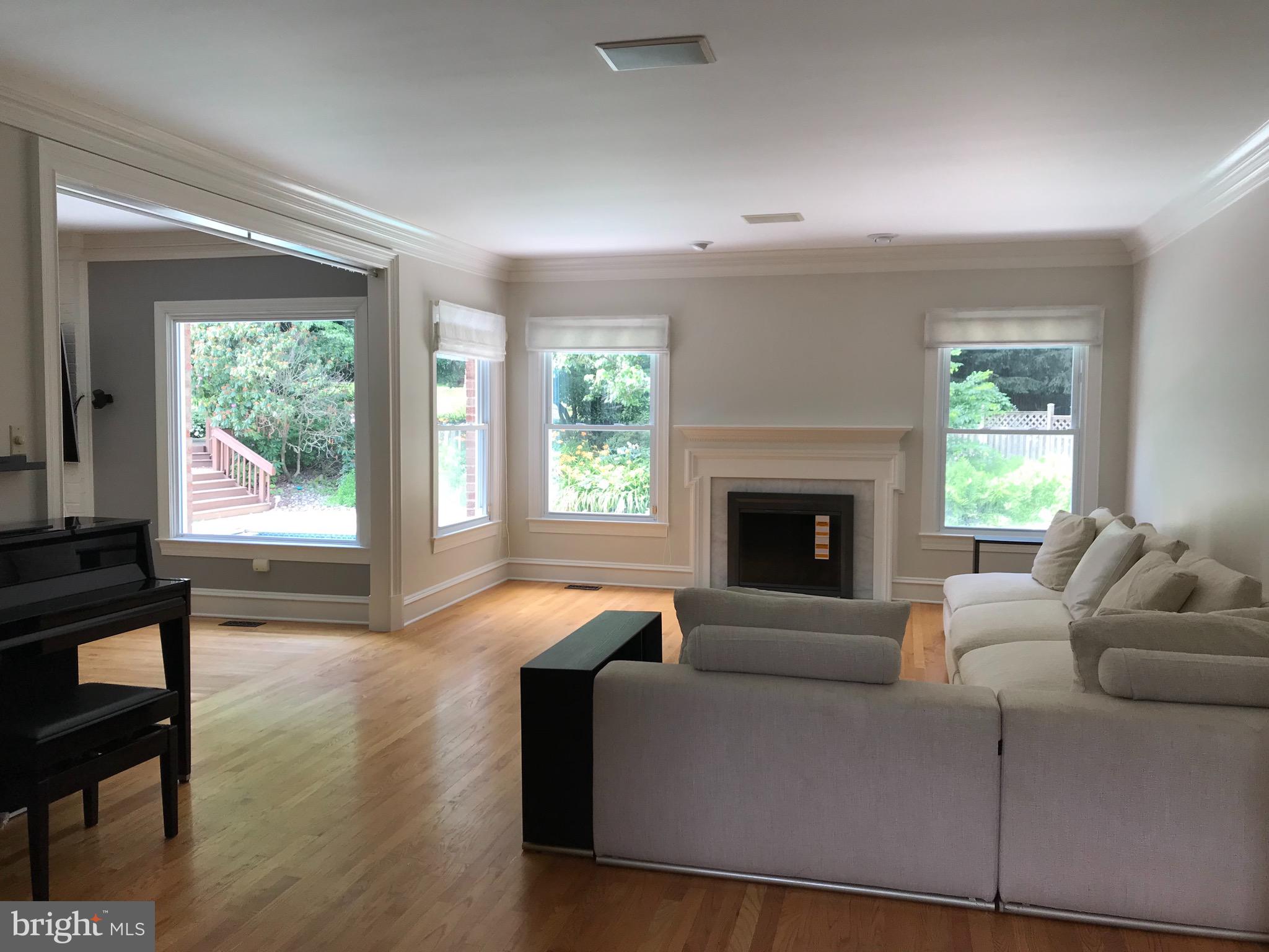 8103 Ridings Court McLean, VA 22102 - Photo 10 of 24 Living room