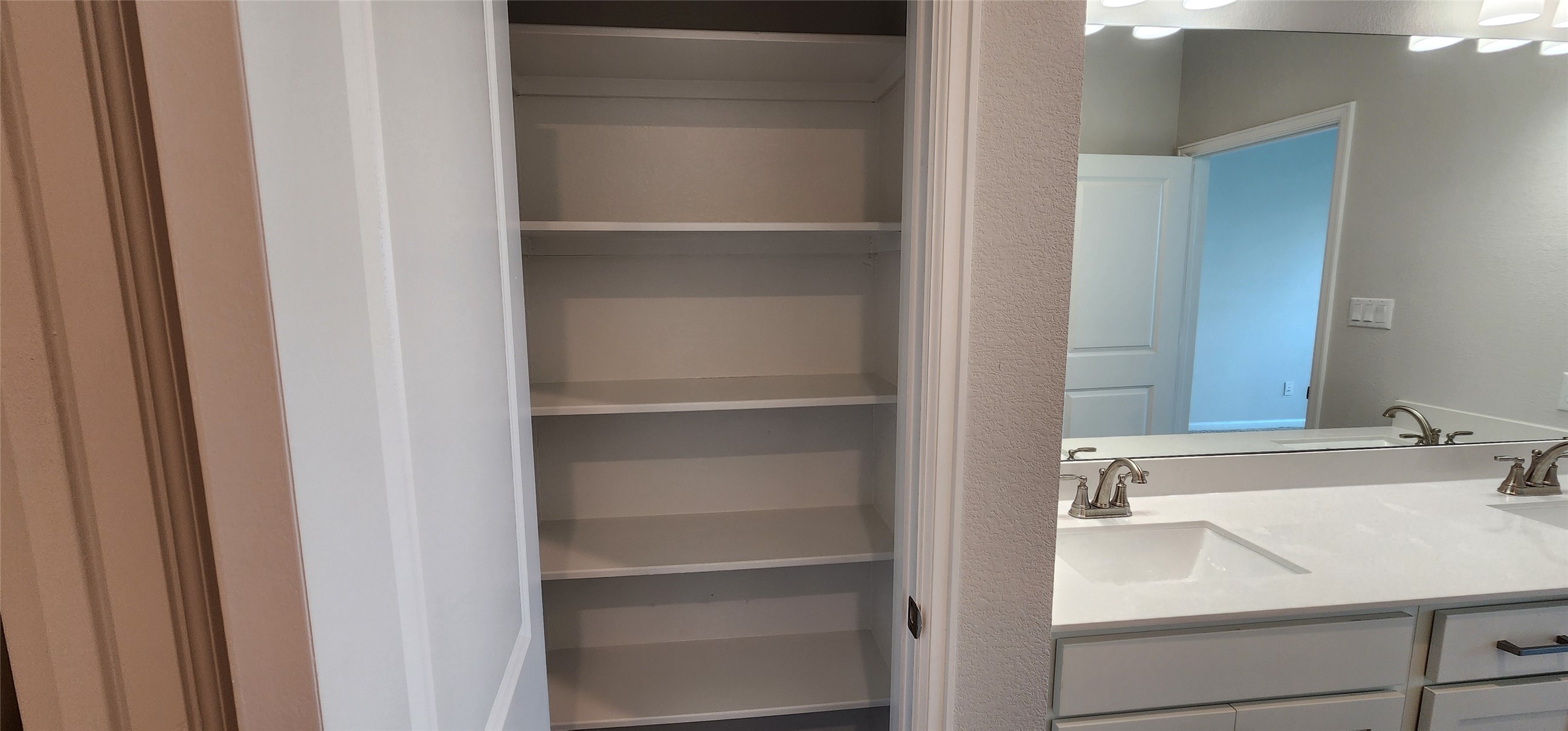 148 Los Olives Lane Georgetown, TX 78628 - Photo 21 of 38 Closet featuring a sink