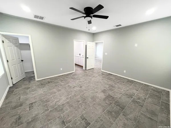 a view of a livingroom with a ceiling fan window and a ceiling fan