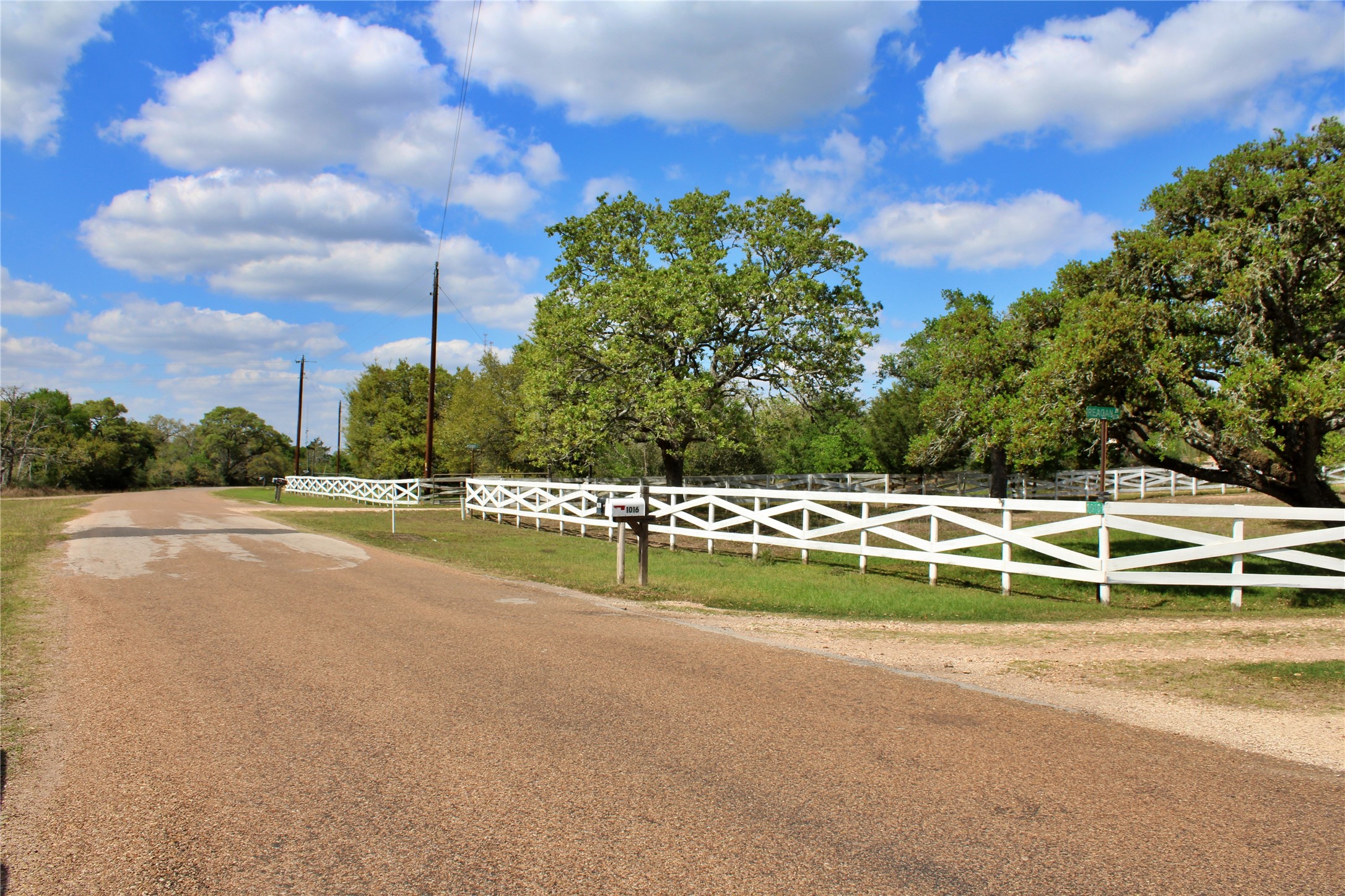 1061 Dee Allen Road Columbus, TX 78934 - Photo 3 of 40
