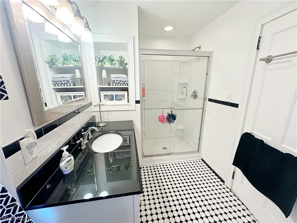 2472 Saybrook Road Cleveland, OH 44118 - Photo 26 of 41 2nd floor full bathroom