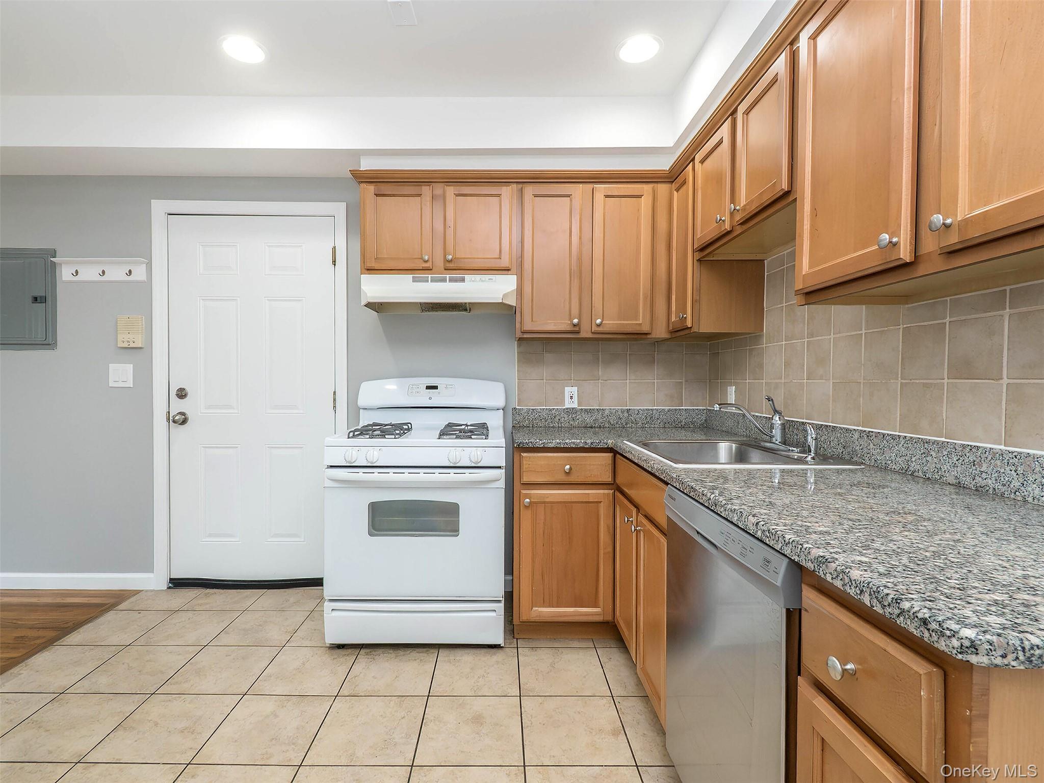 11 Shore Road, Unit 2 Port Washington, NY 11050 - Photo 7 of 22 Gallery Image 7