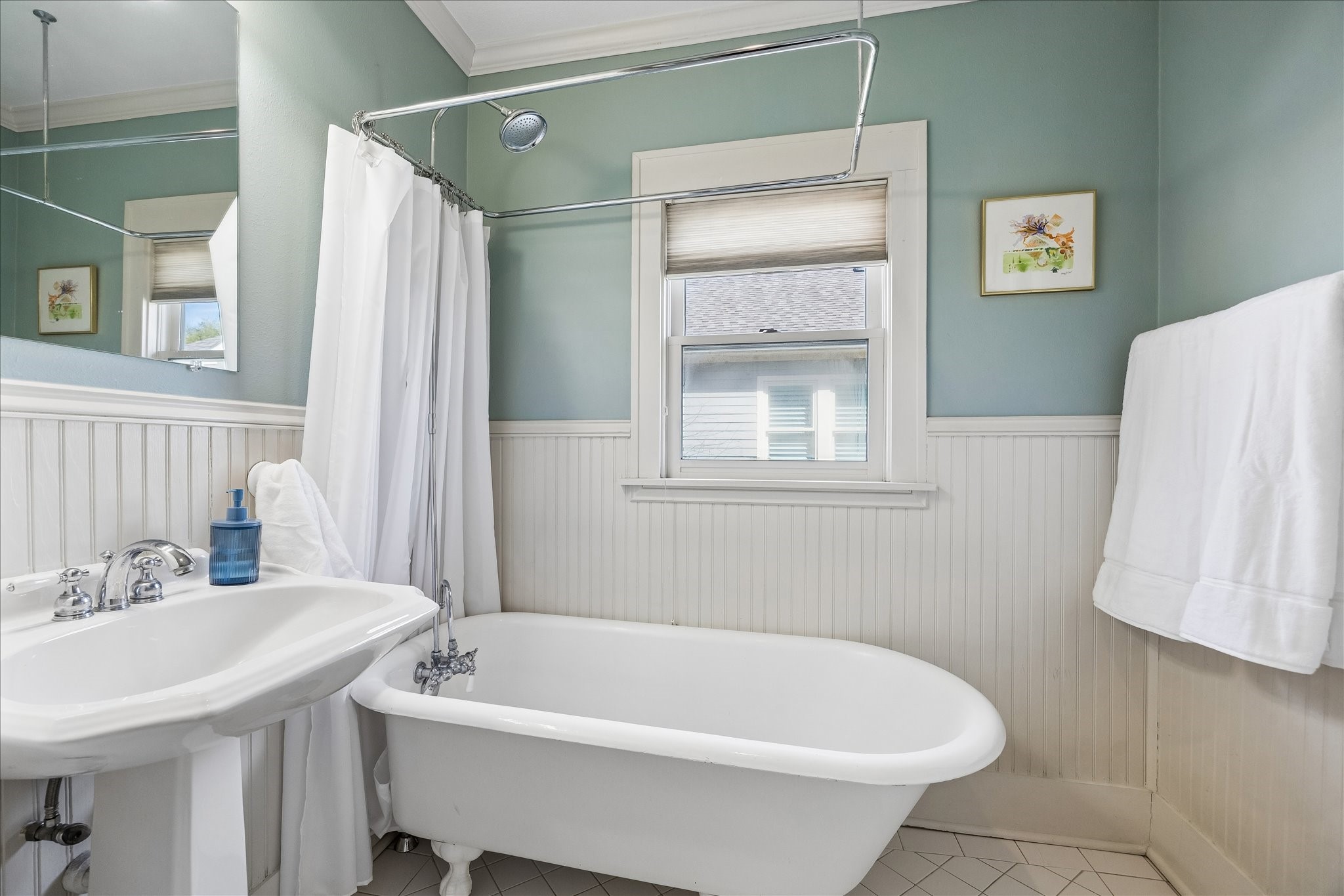 919 Key Street Houston, TX 77009 - Photo 22 of 39 Traditional claw foot basin tub in hallway bathroom.