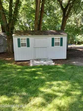 a view of a backyard