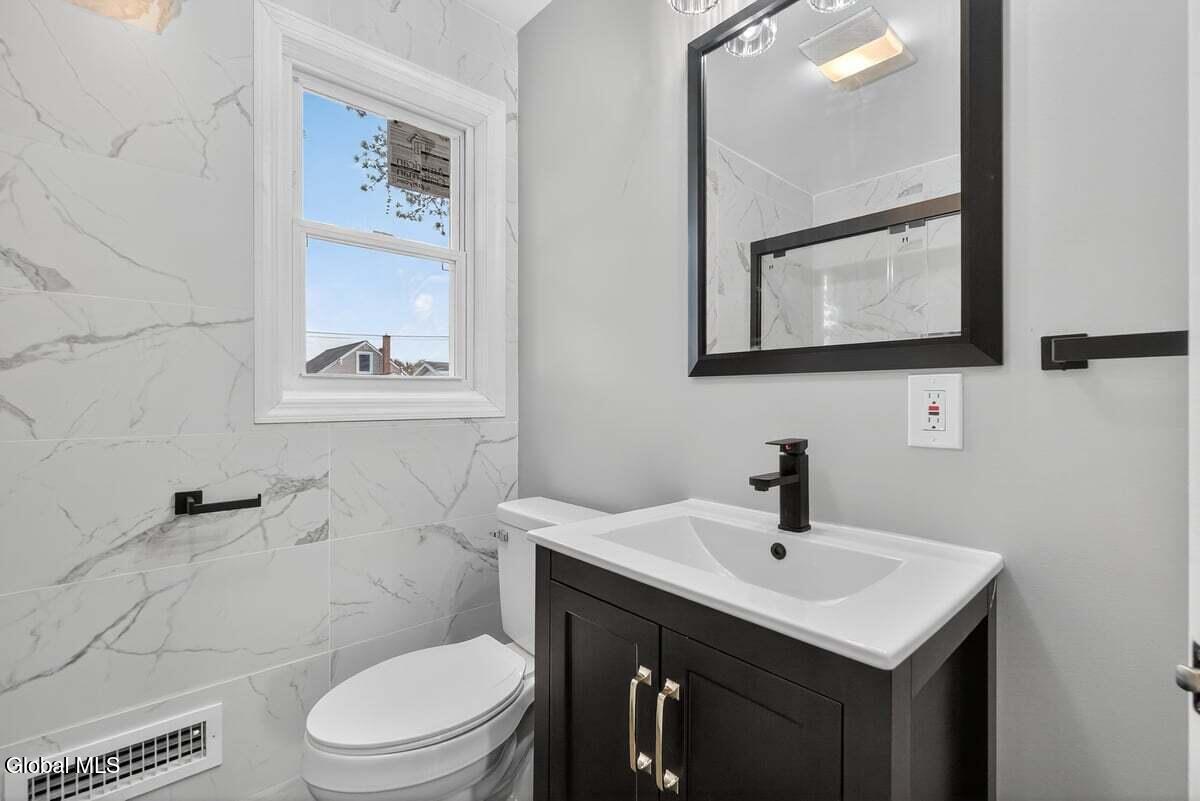 231 Mariaville Road Rotterdam, NY 12306 - Photo 16 of 32 231 Mariaville Rd-27