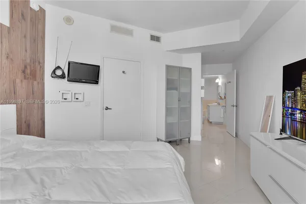 $5,800 | 60 Southwest 13th Street, Unit 4818, Miami, FL 33130