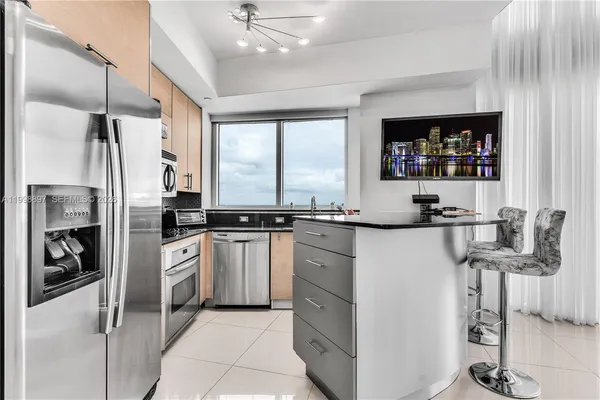 $5,800 | 60 Southwest 13th Street, Unit 4818, Miami, FL 33130