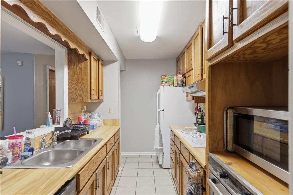 9 Belmonte Court Southwest Atlanta, GA 30311 - Photo 5 of 13 a kitchen with a sink stove and refrigerator