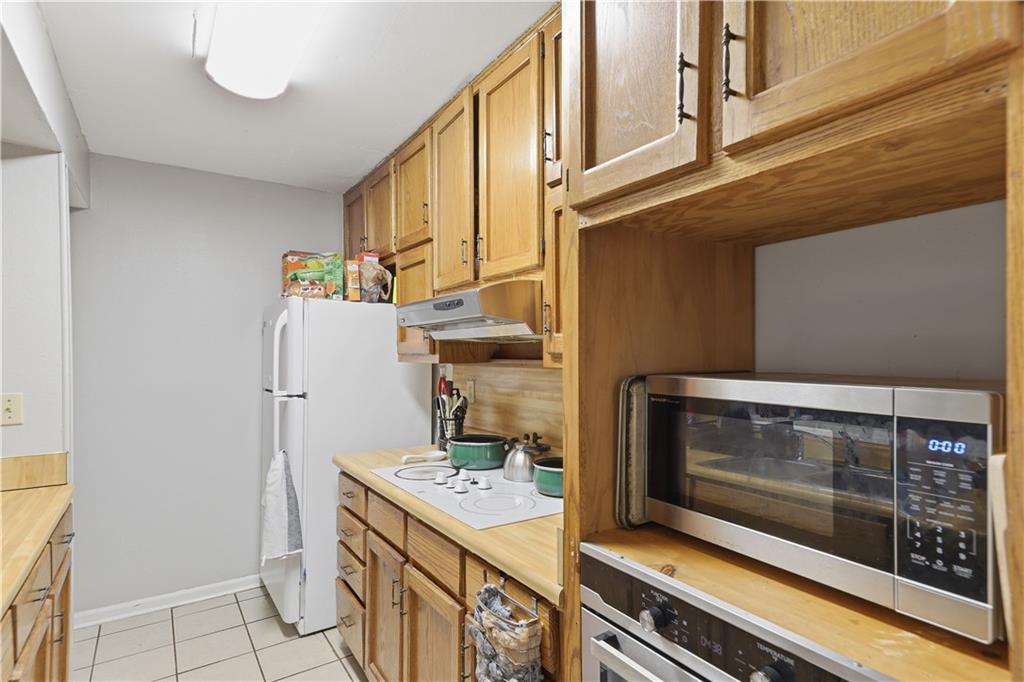 9 Belmonte Court Southwest Atlanta, GA 30311 - Photo 6 of 13 a kitchen with a stove and a refrigerator