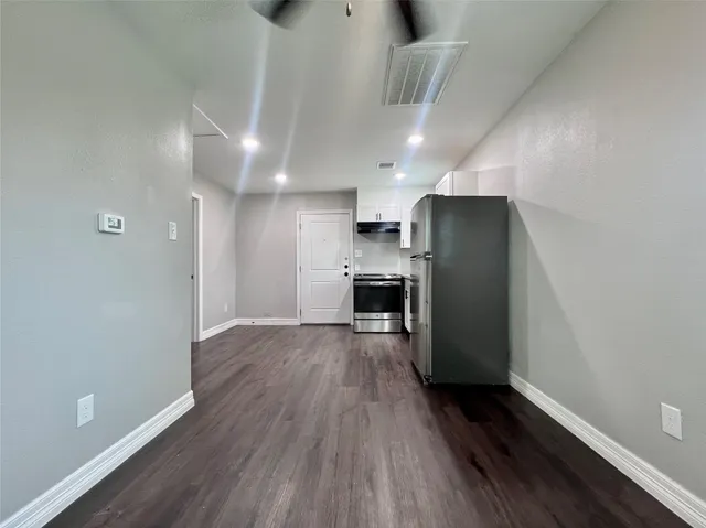 $995 | 207 Avenue A, Unit B, Willis, TX 77378