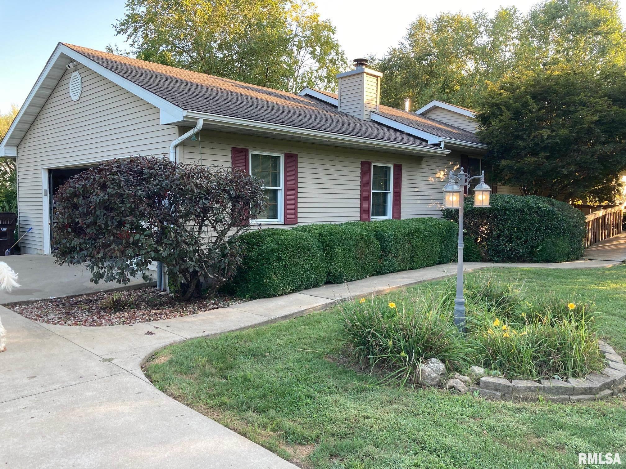 2105 Carriage Road Jacksonville, IL 62650 - Photo 2 of 36