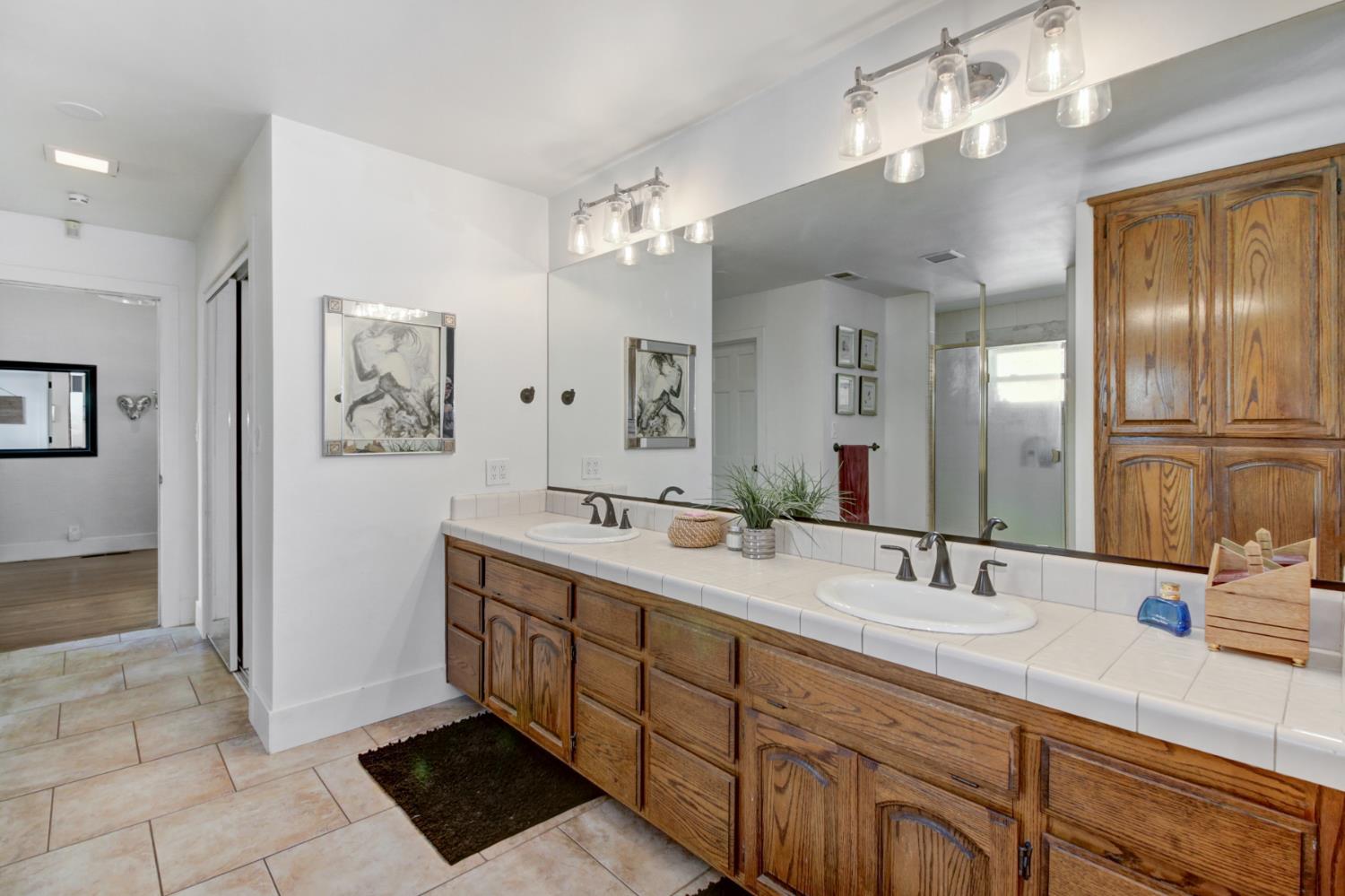 2239 Seabler Place Carmichael, CA 95608 - Photo 33 of 68 Primary bath