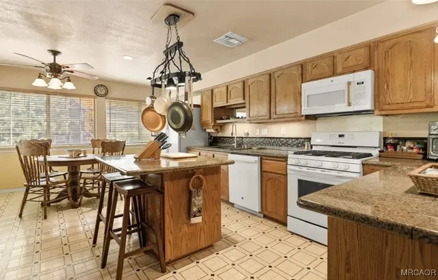 $512,900 | 230 Vista Avenue, Sugarloaf, CA 92386