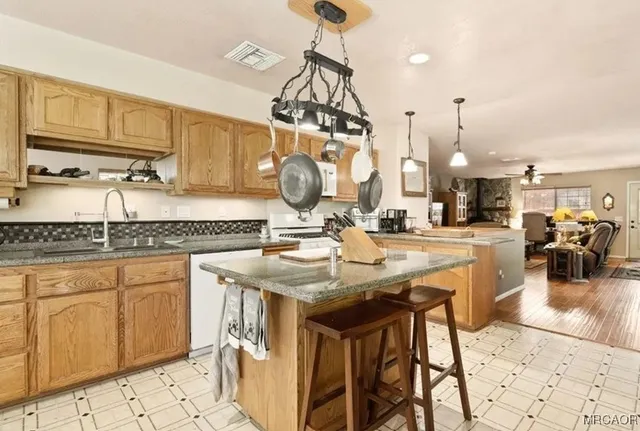 $512,900 | 230 Vista Avenue, Sugarloaf, CA 92386