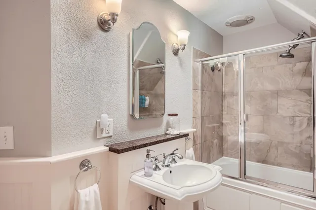 $5,500 | 1045 Lake Street East, Wayzata, MN 55391