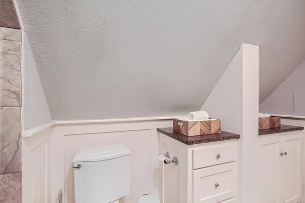 $5,500 | 1045 Lake Street East, Wayzata, MN 55391