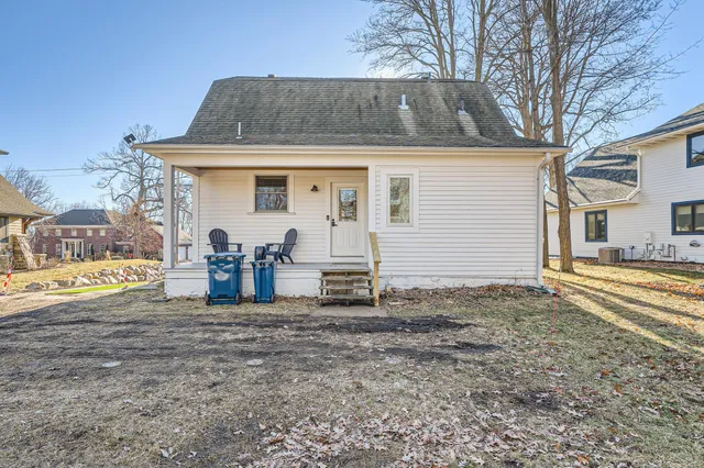 $5,500 | 1045 Lake Street East, Wayzata, MN 55391