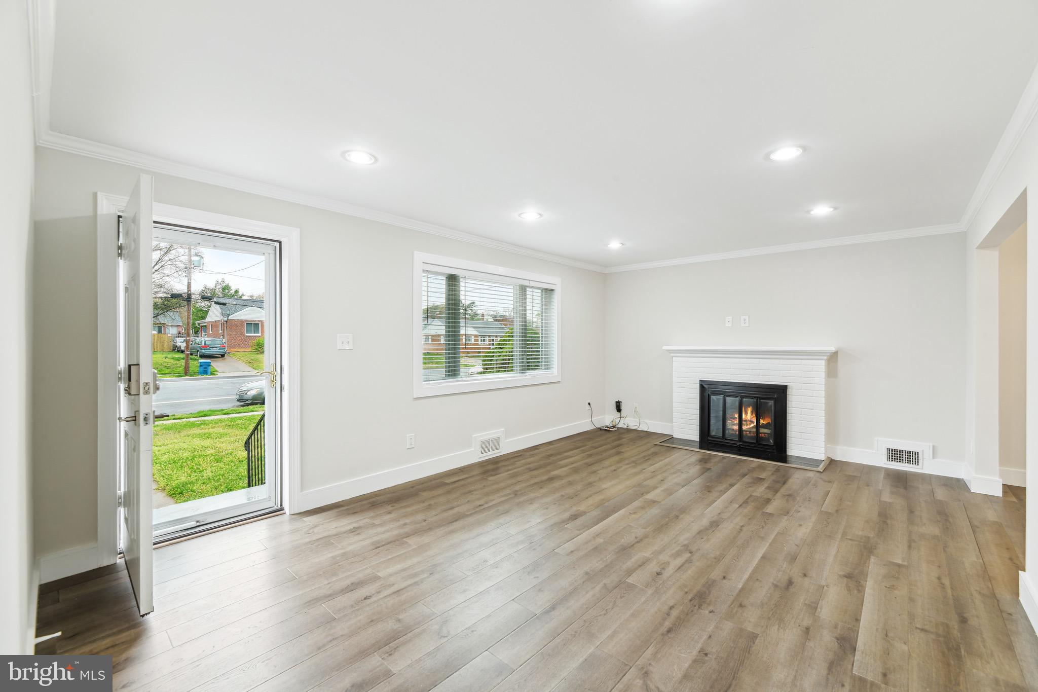 6005 Amherst Avenue Springfield, VA 22150 - Photo 4 of 34 Spacious Living Area