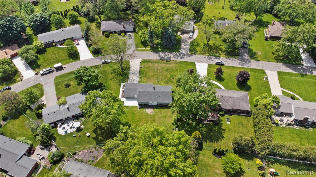 28374 Westerleigh Road Farmington, MI 48334 - Photo 7 of 43