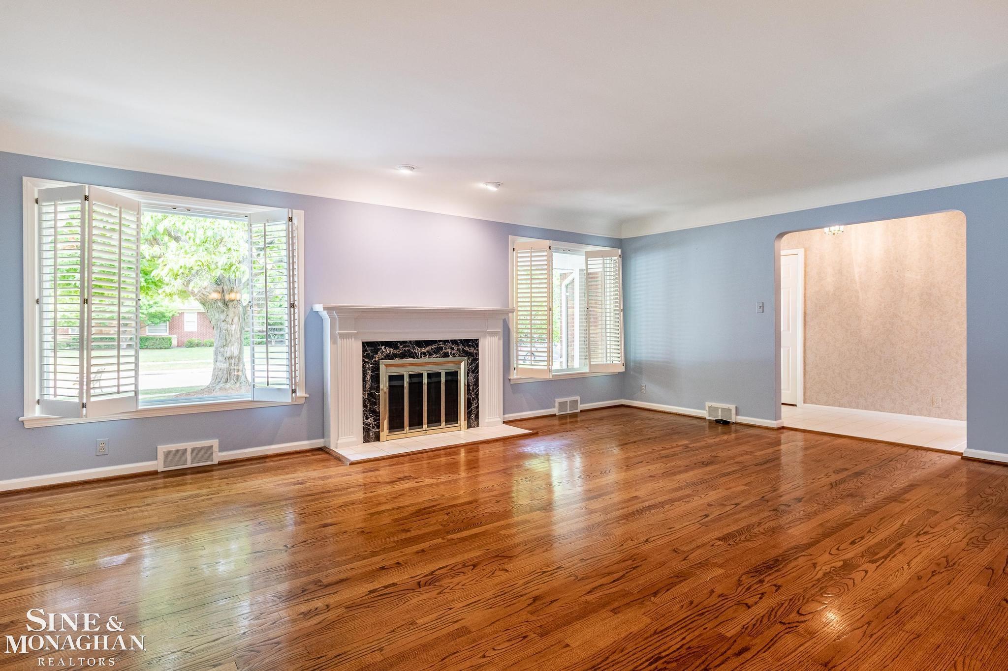 945 North Renaud Road Grosse Pointe, MI 48236 - Photo 2 of 28 50090194-1.JPG
