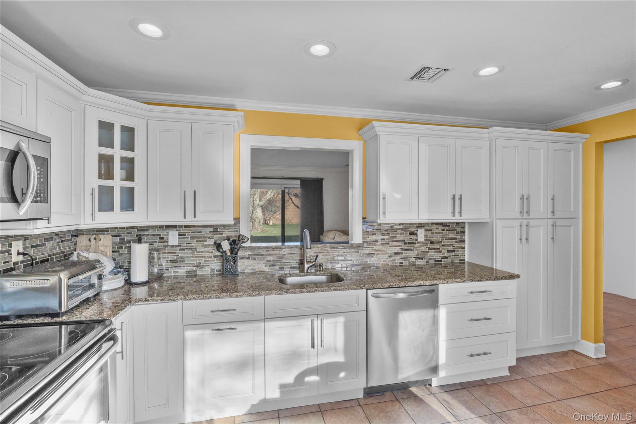 117 Scarlett Way Commack, NY 11725 - Photo 3 of 26 Beautiful Renovated Kitchen
