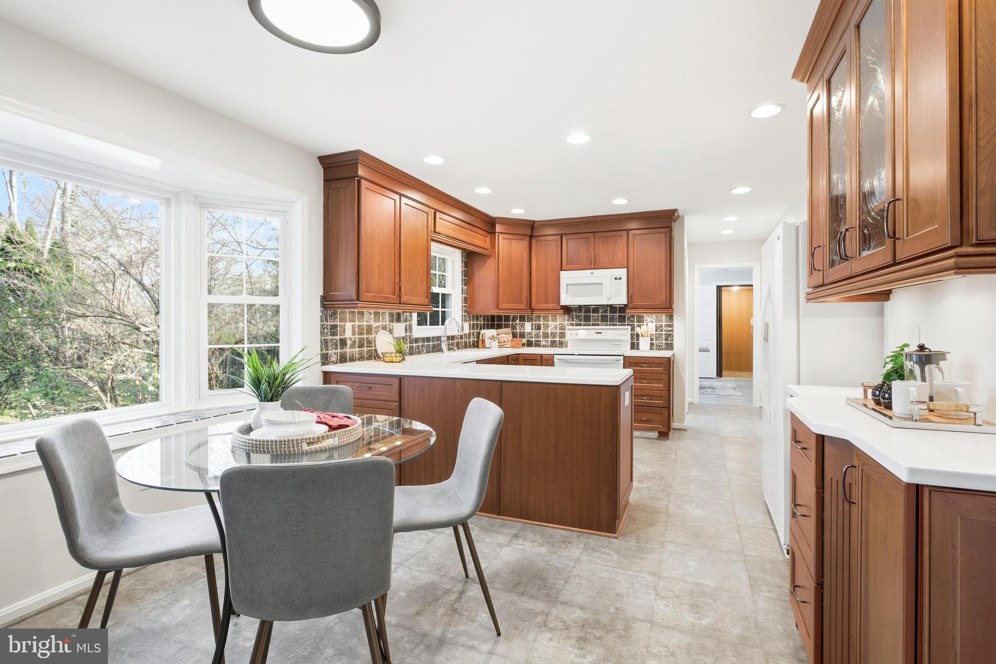 10127 Red Spruce Road Fairfax, VA 22032 - Photo 4 of 53 Eat in kitchen