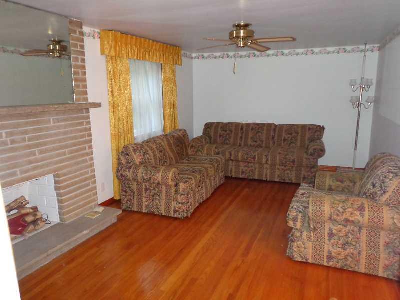 8 Crestview Drive McKees Rocks, PA 15136 - Photo 8 of 21 Living Room.