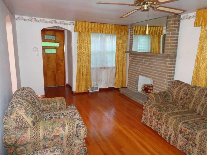 8 Crestview Drive McKees Rocks, PA 15136 - Photo 9 of 21 Living Room.